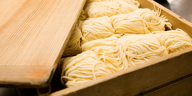 出雲蕎麦の番手を取り入れた蕎麦のような細麺